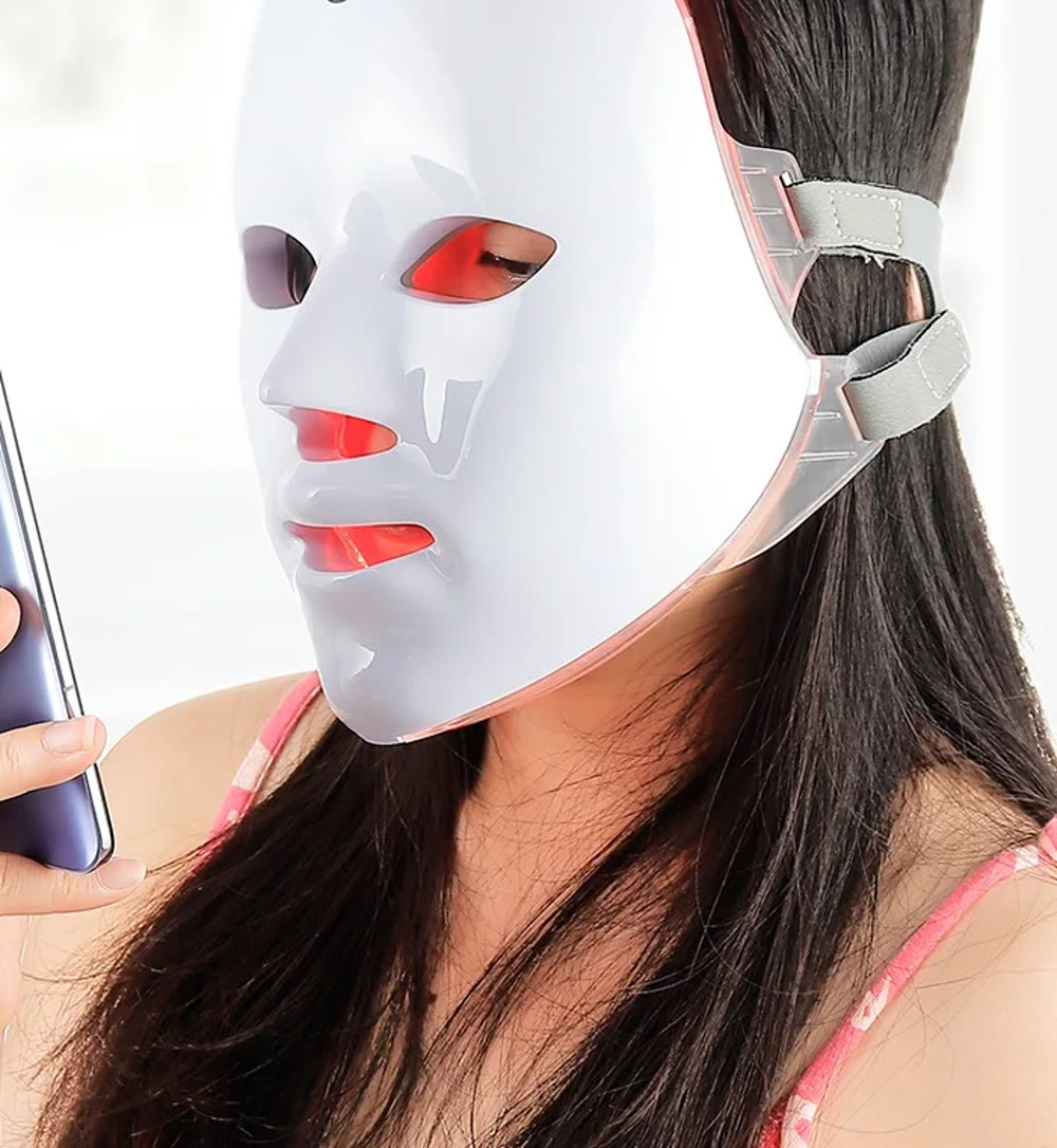 Femme portant le masque LED Lueur Skin